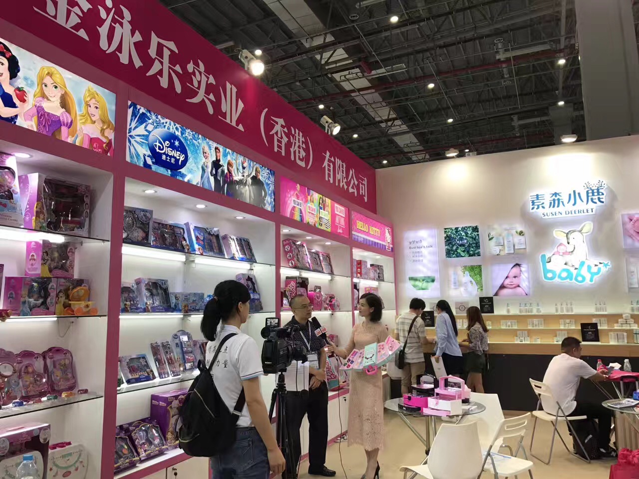 公司新媒体《婴鸣Talk》栏目组出击上海第17届CBME中国孕婴童展满载而归